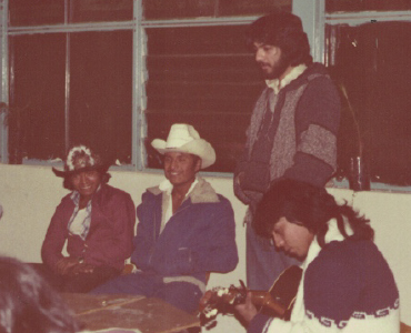 Investigador y amigos aprendiedo Náhuatl. Ixhuatlancillo Veracruz. Diciembre 1982